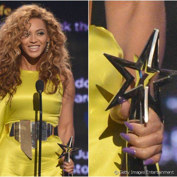 Para o BET Awards, em 2013, as unhas foram pintadas de lil?s, constratando com o vestido verde lim?o